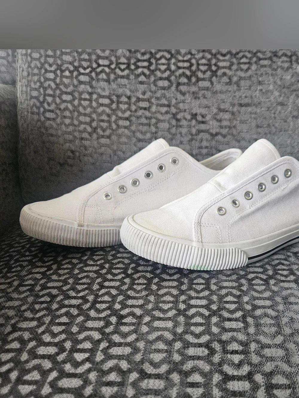 Hurley Women's White Slip-On Canvas Sneakers, Sz 7. EUC